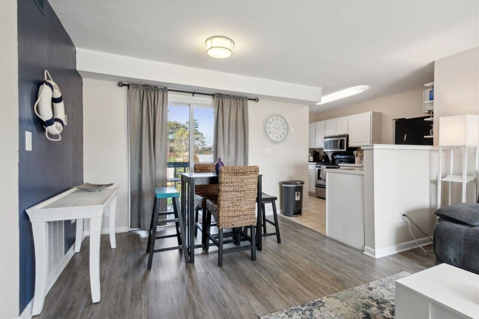 Comfortably seat the whole family around this table for 4.