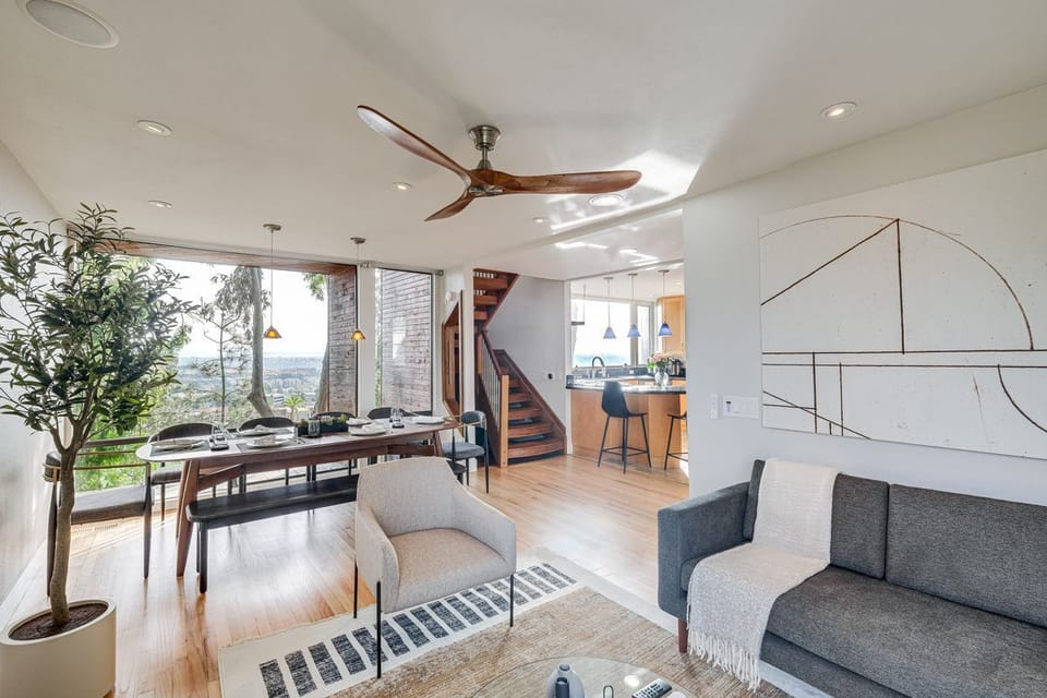 Living Room I 1st Floor I Open Floor Plan I Mountain View I Free WiFi