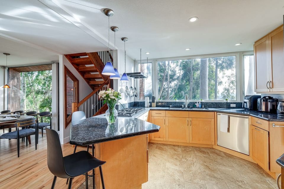 Full kitchen features a Keurig & Drip Coffee Maker, basic cooking essentials