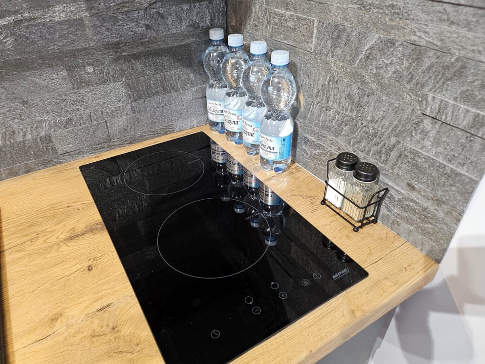 Microwave, stovetop, cookware/dishes/utensils
