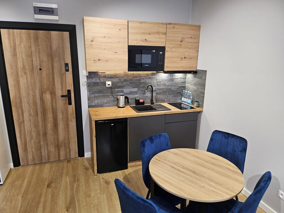 Deluxe Apartment, City View | Private kitchen | Microwave, stovetop, cookware/dishes/utensils