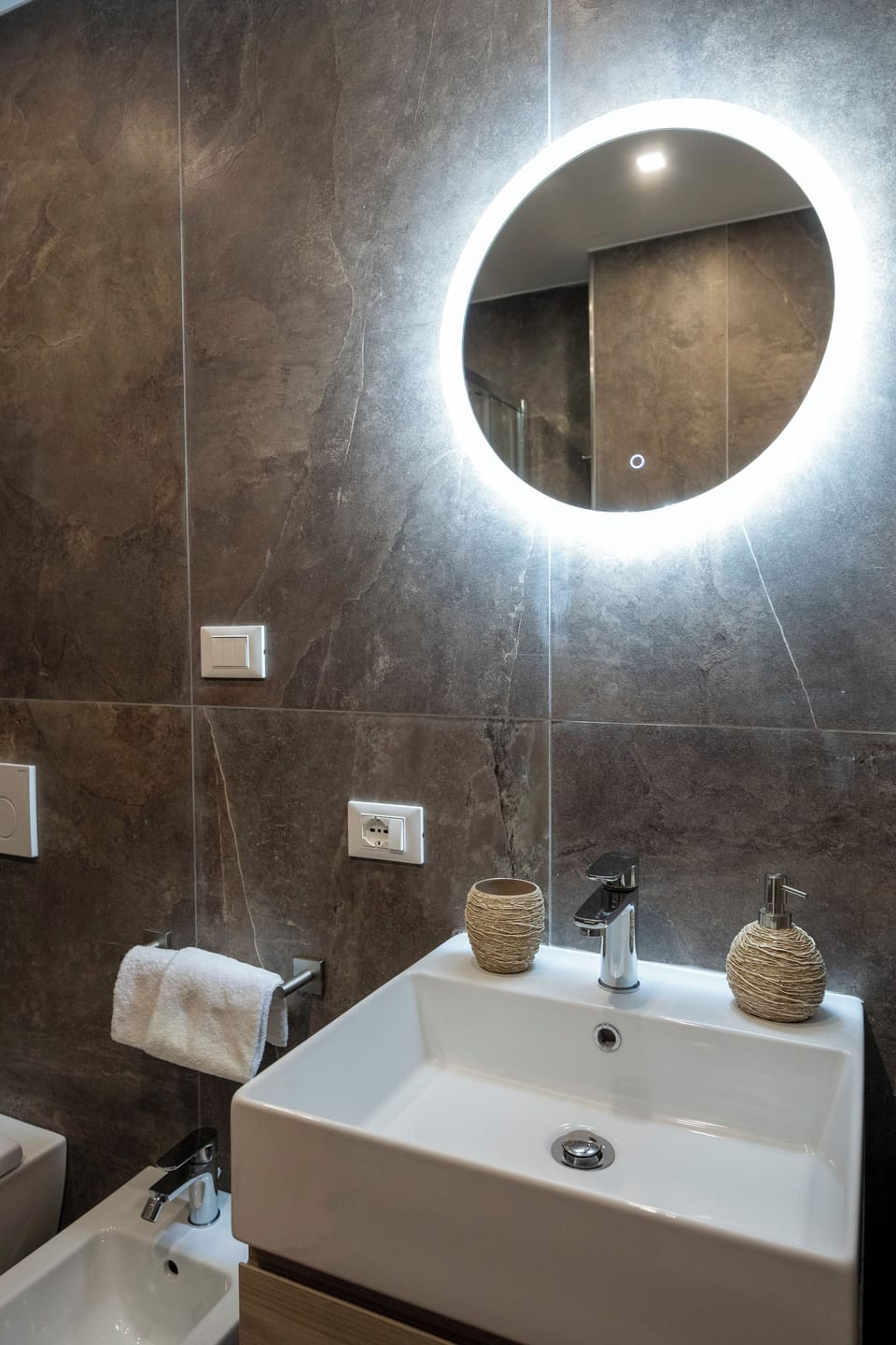 Design Double Room, 1 King Bed, Jetted Tub | Bathroom | Shower, rainfall showerhead, free toiletries, hair dryer