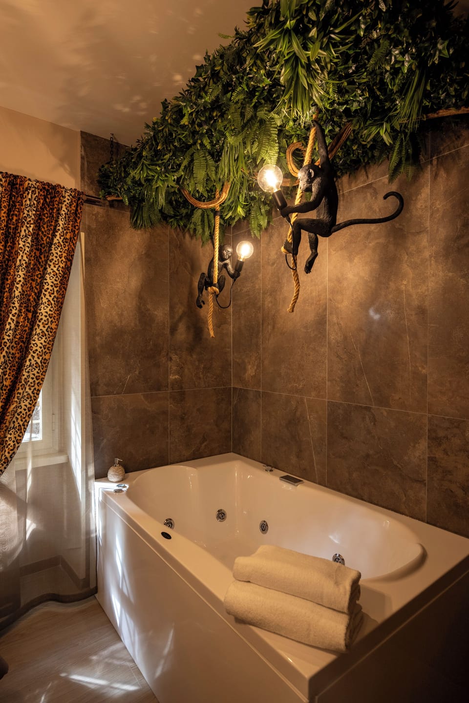 Design Double Room, 1 King Bed, Jetted Tub | Premium bedding, down comforters, memory foam beds, free minibar
