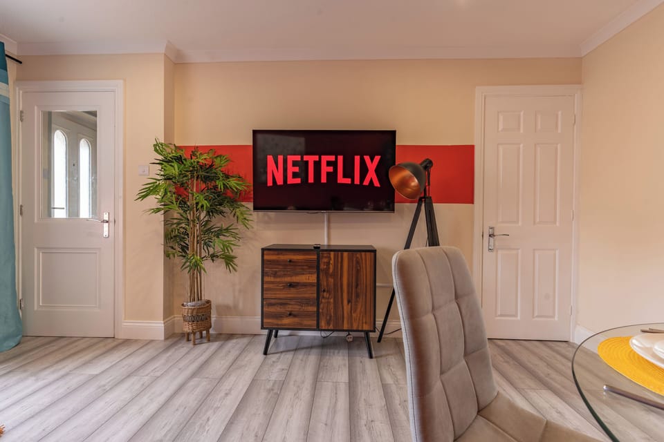 Smart Tv with Netflix.