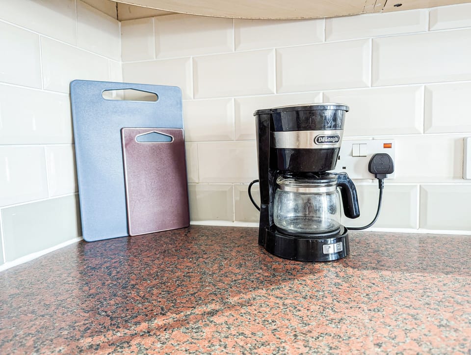 Full-size fridge, microwave, oven, stovetop