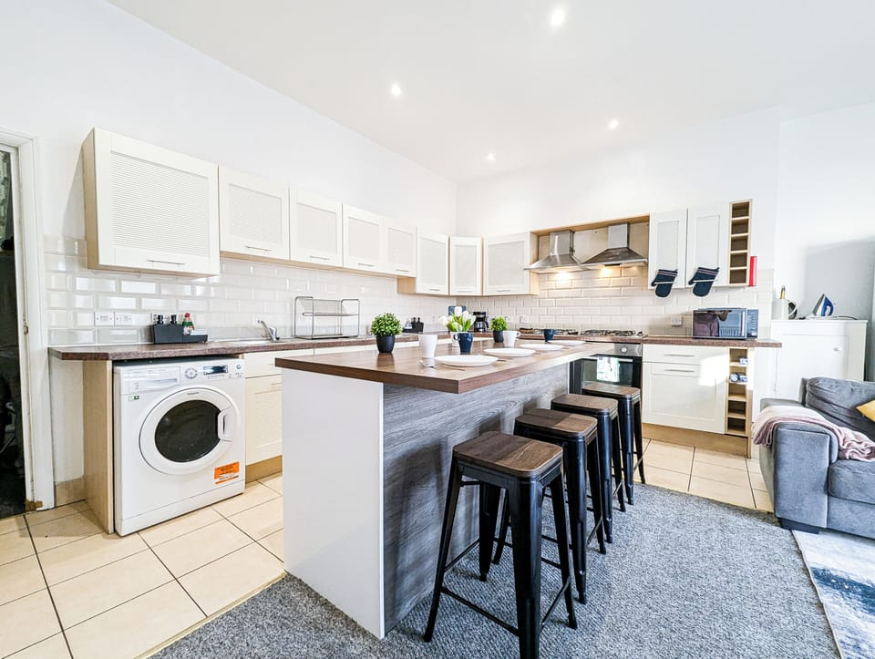 Full-size fridge, microwave, oven, stovetop