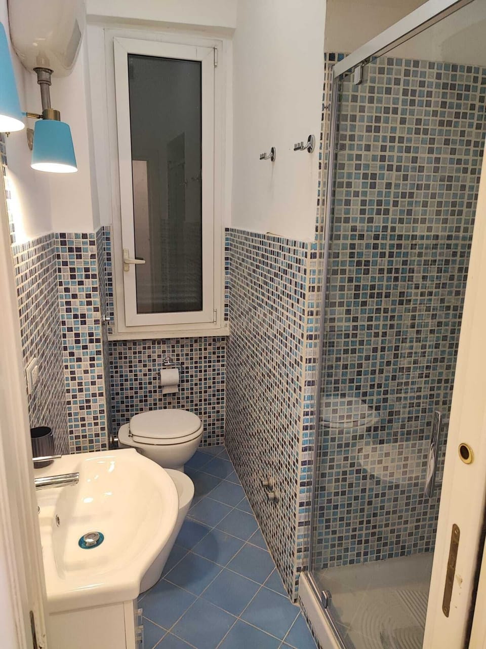 Double or Twin Room | Bathroom | Shower, free toiletries, hair dryer, bidet