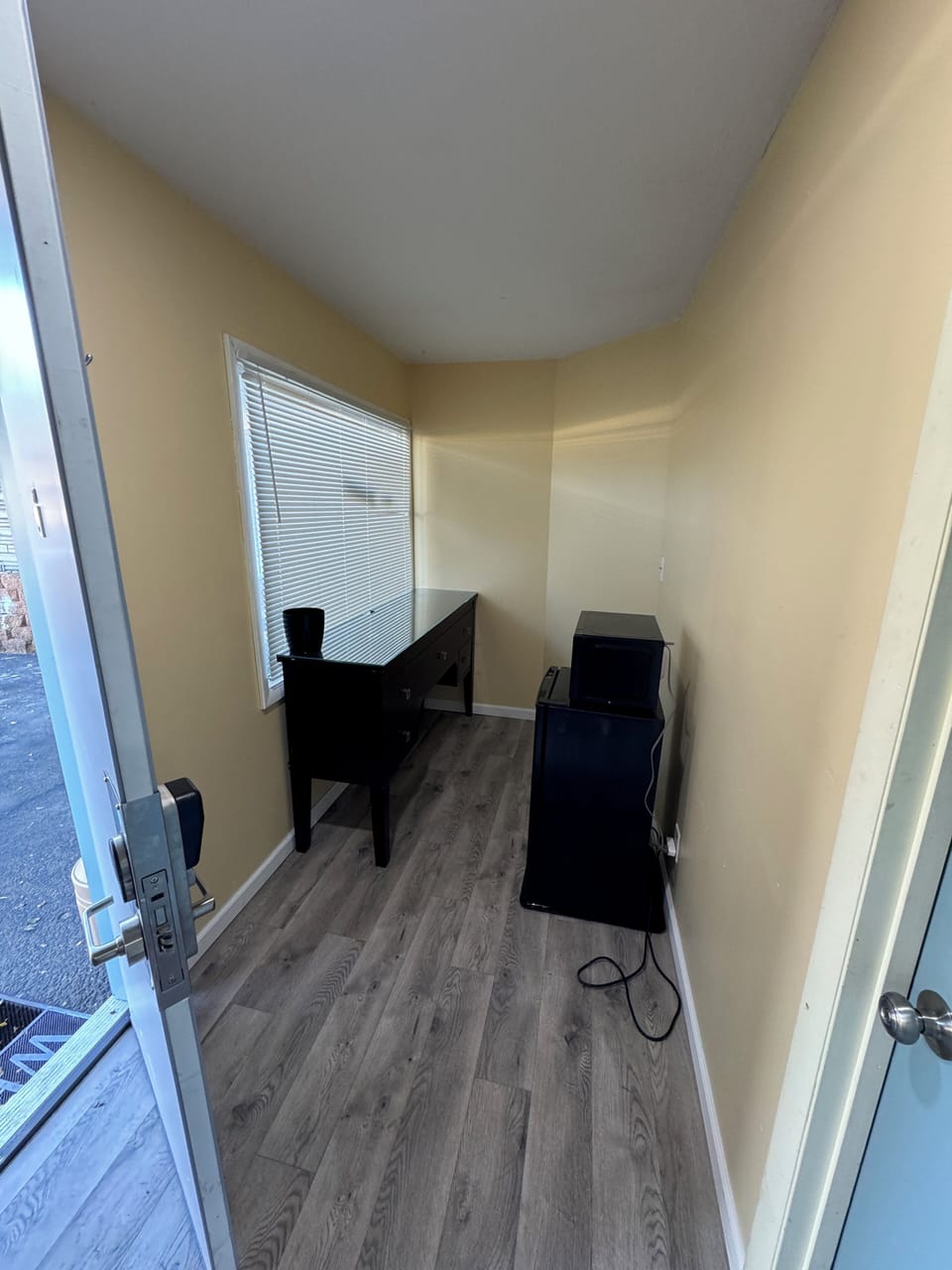 Comfort Single Room | Laptop workspace, free WiFi