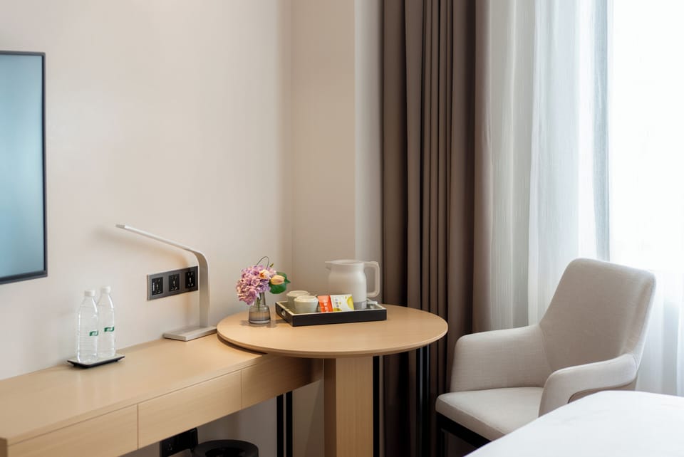 Business Room | Living area | LCD TV, pay movies