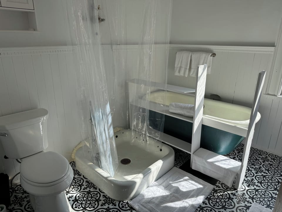 Superior Suite, 1 King Bed, City View | Bathroom