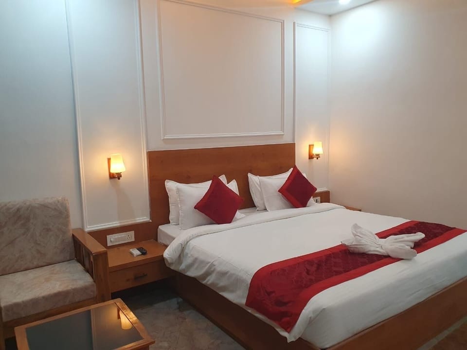 Luxury Double Room, River View | Desk, laptop workspace, soundproofing, free WiFi