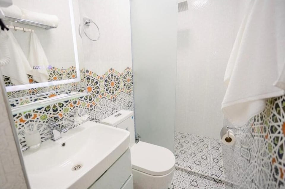 Luxury Double Room | Bathroom | Shower, slippers, towels, soap