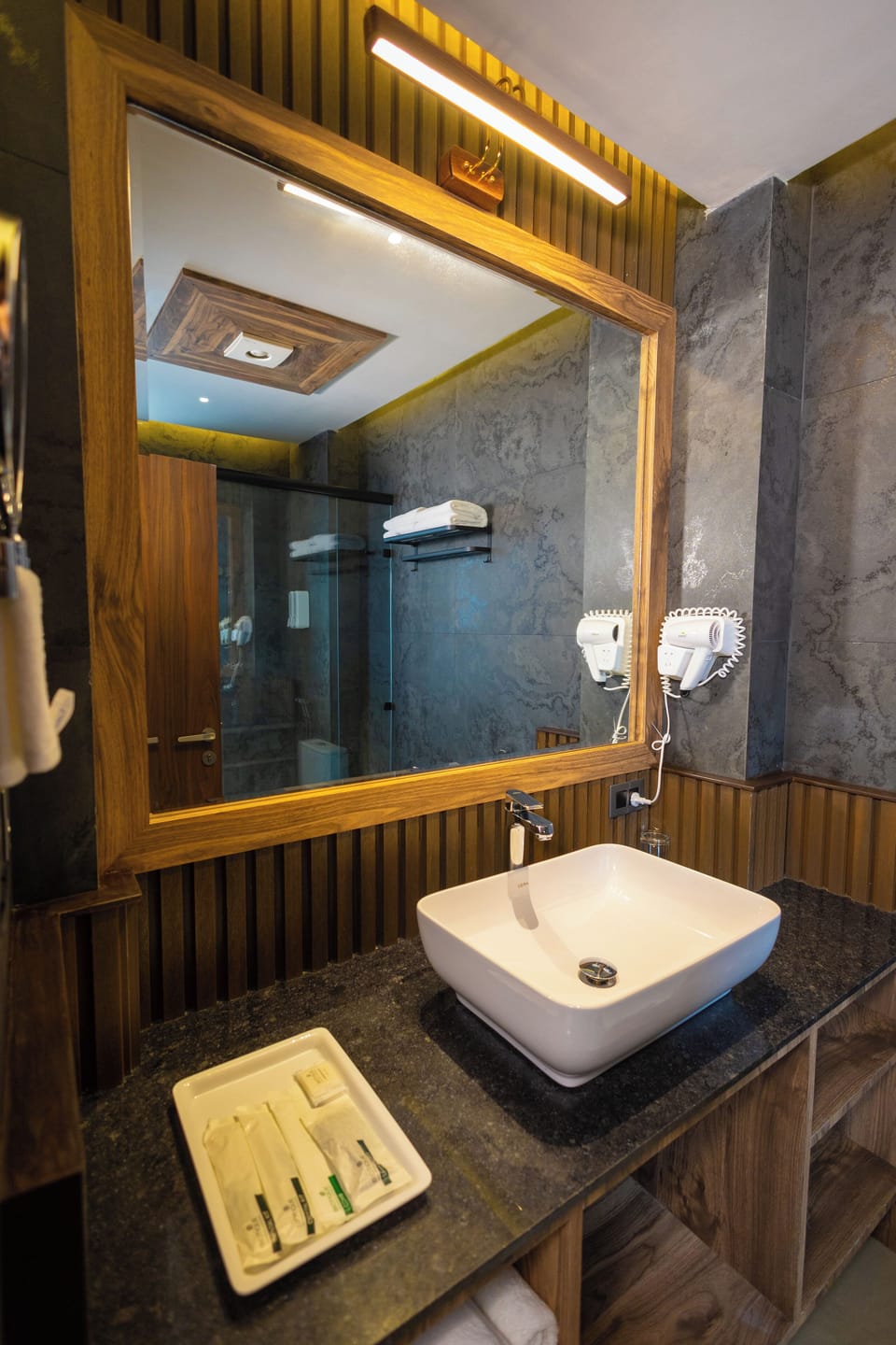 Deluxe Double Room | Bathroom | Hair dryer, slippers, towels, soap