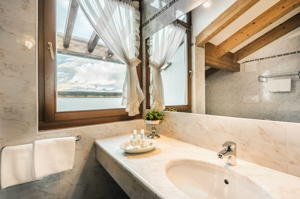Traditional Double Room | Bathroom | Rainfall showerhead, free toiletries, hair dryer, bathrobes
