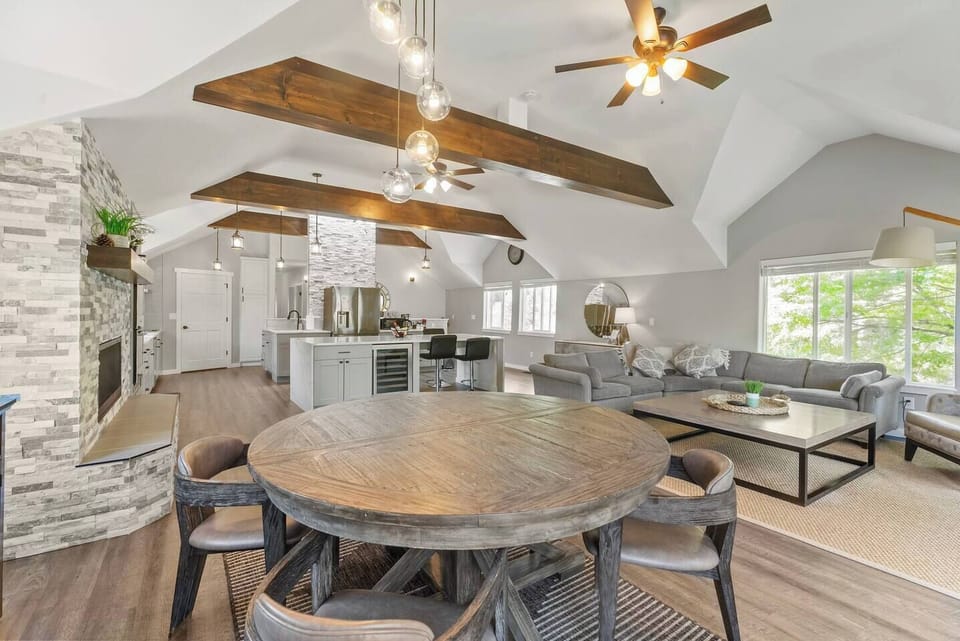 The dining area seats up to six, with close proximity to the island barstools and outdoor seating area so the whole group can come together or spread out as much as you like!