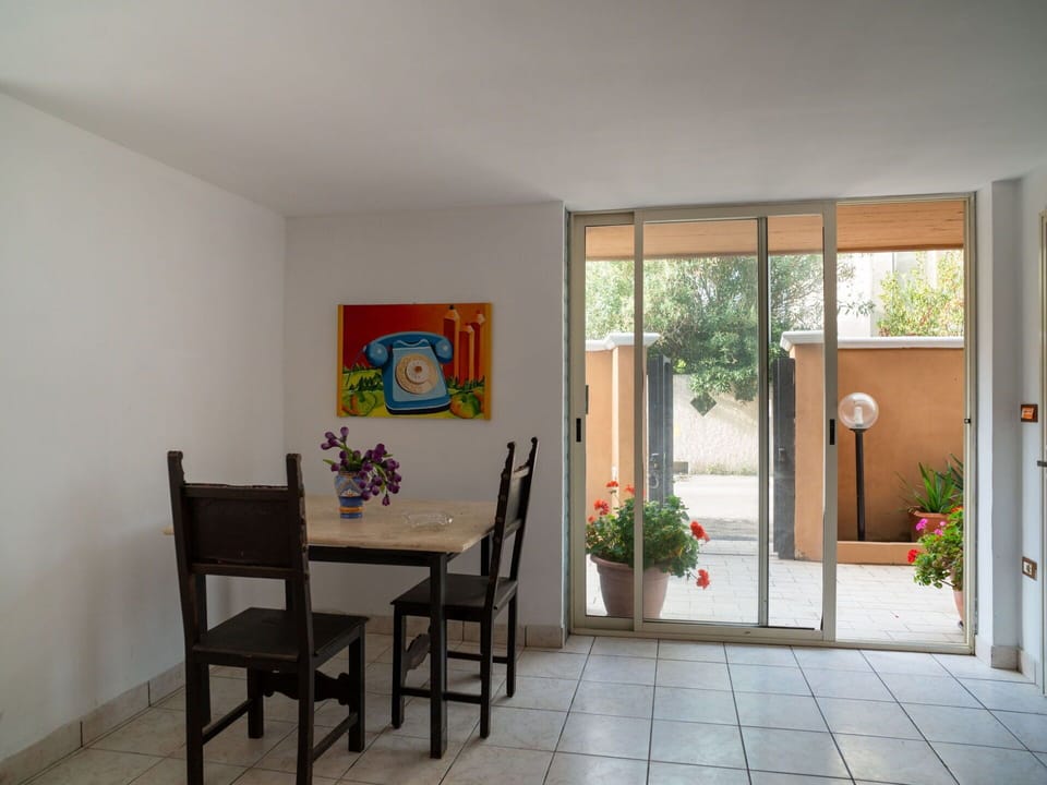 Plant, Table, Furniture, Flowerpot, Flower, Chair, Houseplant, Wood, Interior Design, Flooring