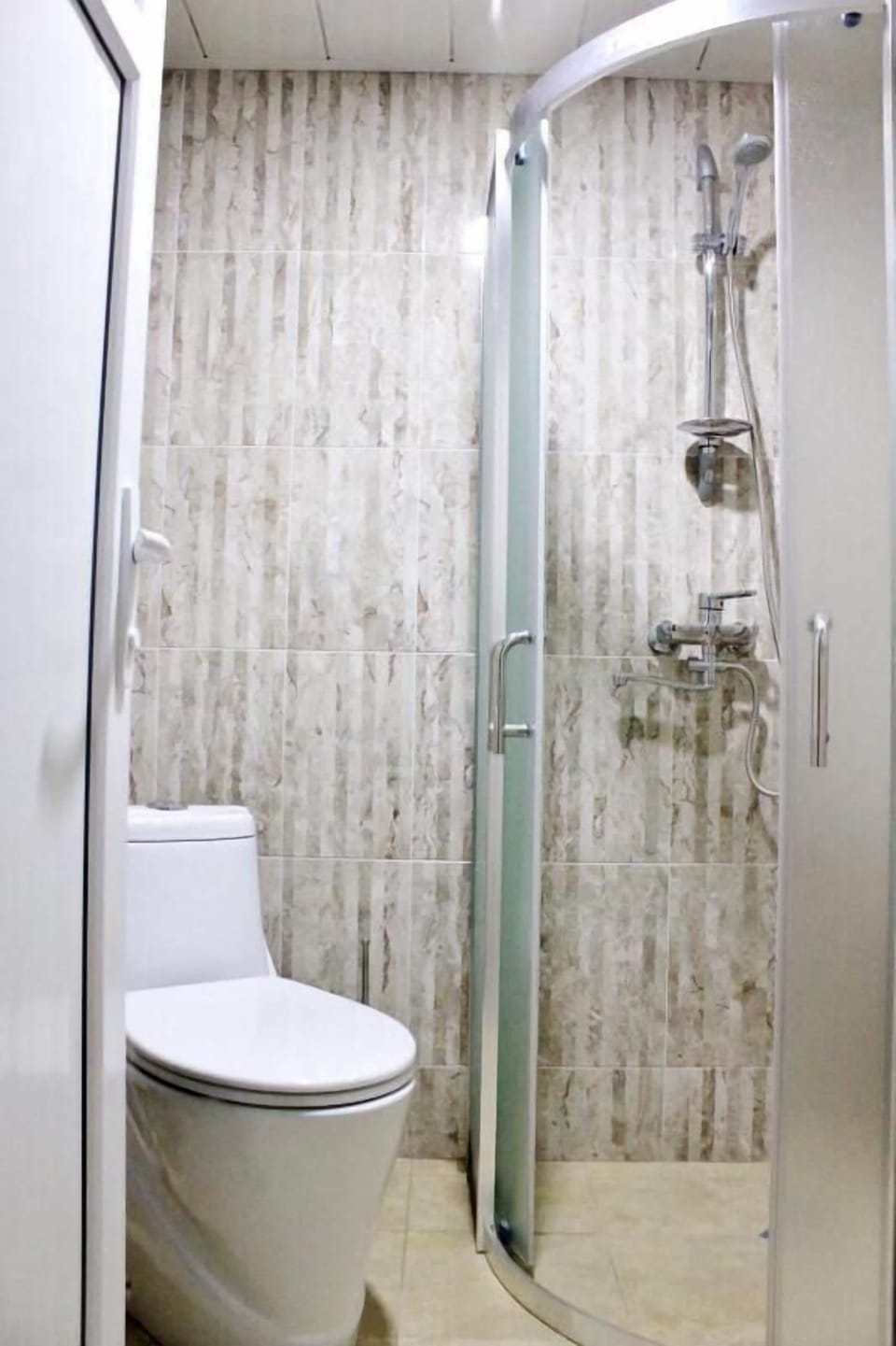 Deluxe Room, 1 Double Bed, Non Smoking | Bathroom shower