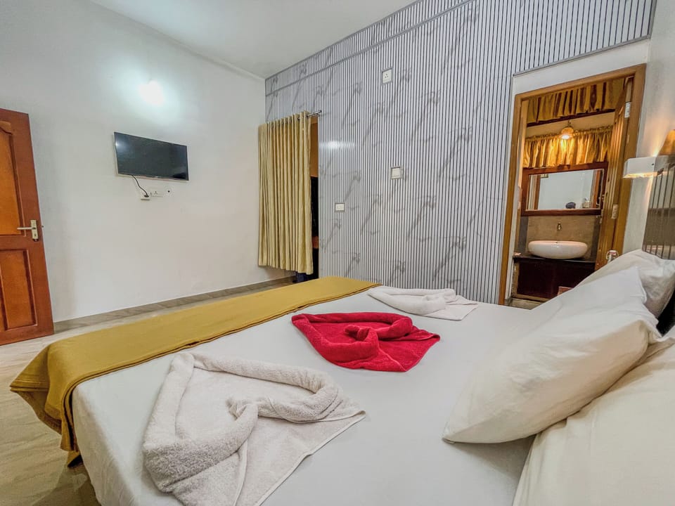 Deluxe Room | Desk, laptop workspace, blackout drapes, soundproofing