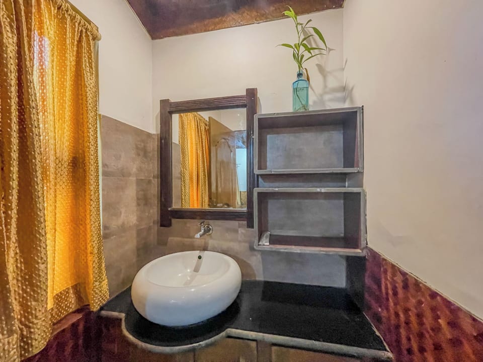 Family Room | Bathroom | Shower, rainfall showerhead, free toiletries, towels