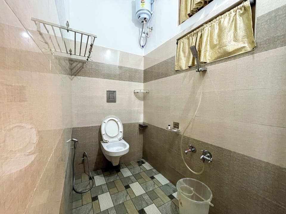 Deluxe Room | Bathroom | Shower, rainfall showerhead, free toiletries, towels