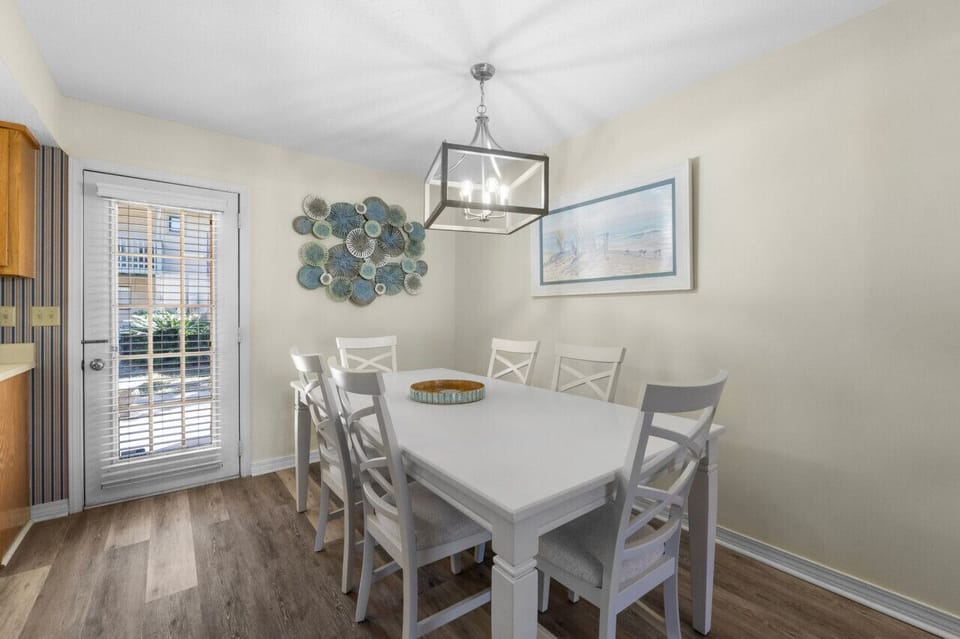 Dining Table! Seating for Six!