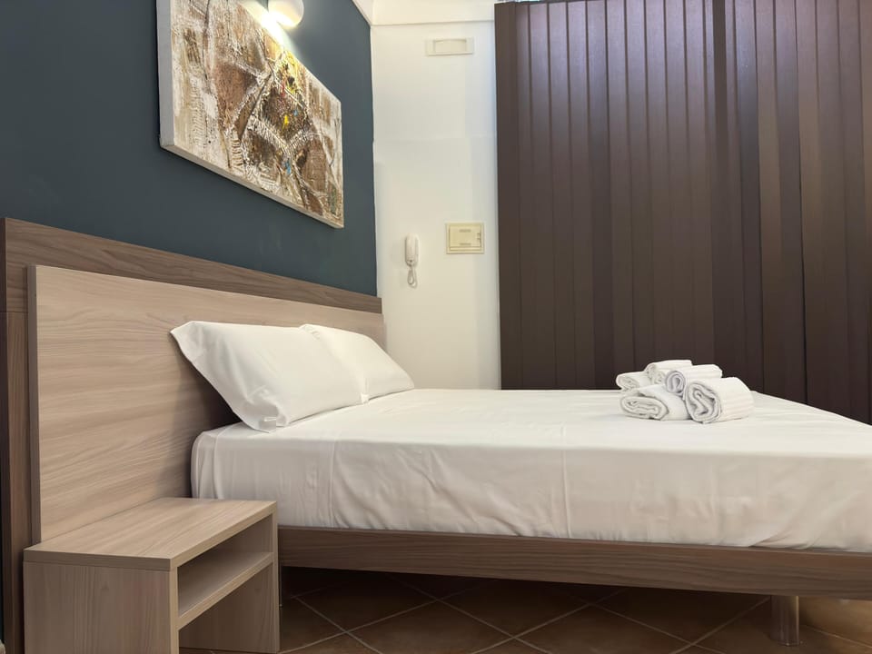 Room | Desk, laptop workspace, free WiFi
