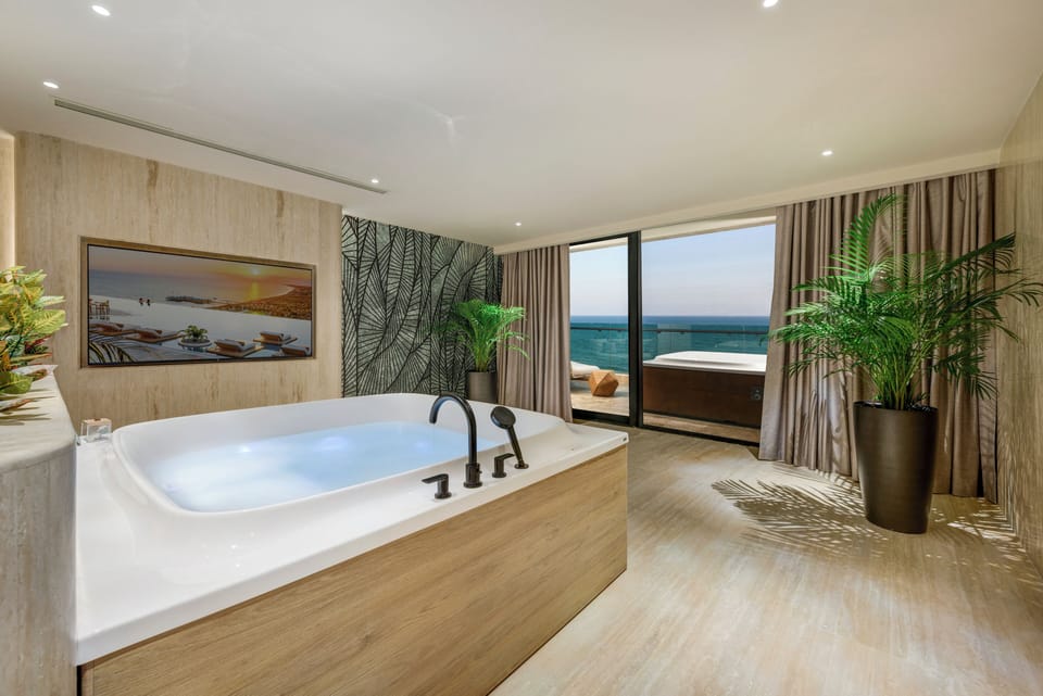 Crown Horizon Suite | Private spa tub