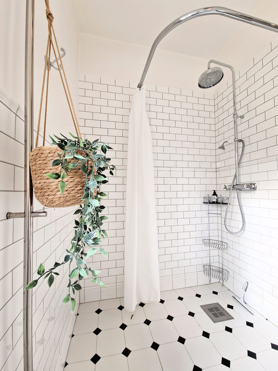 Family Room | Bathroom | Shower, hair dryer, towels, soap