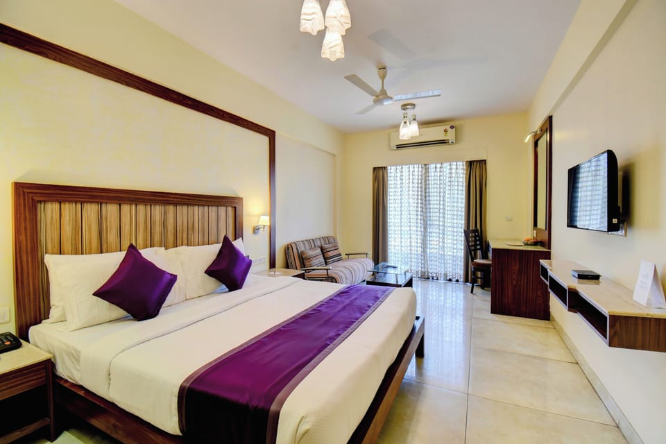 Deluxe King Room | In-room safe, desk, blackout drapes, rollaway beds