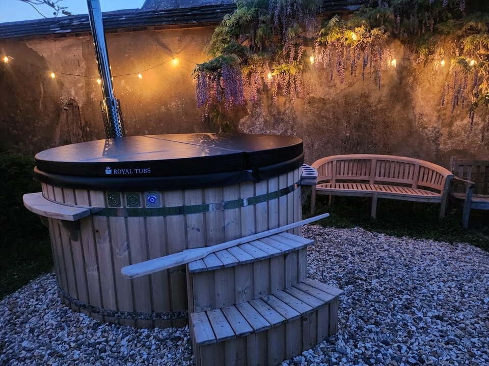 Outdoor spa tub