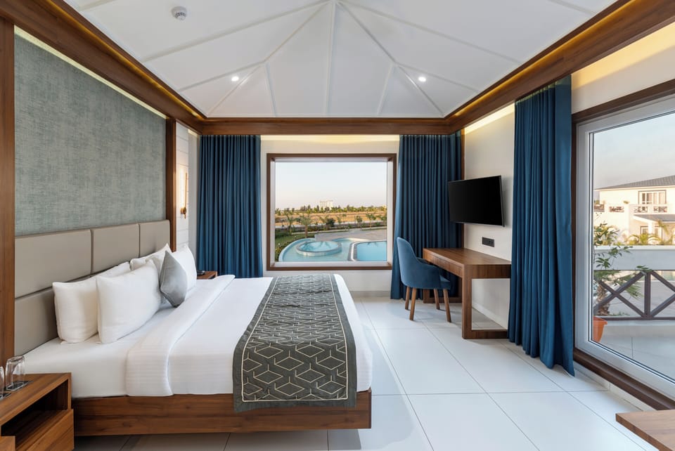 Premium Room | Desk, soundproofing, iron/ironing board (on request), WiFi (free)