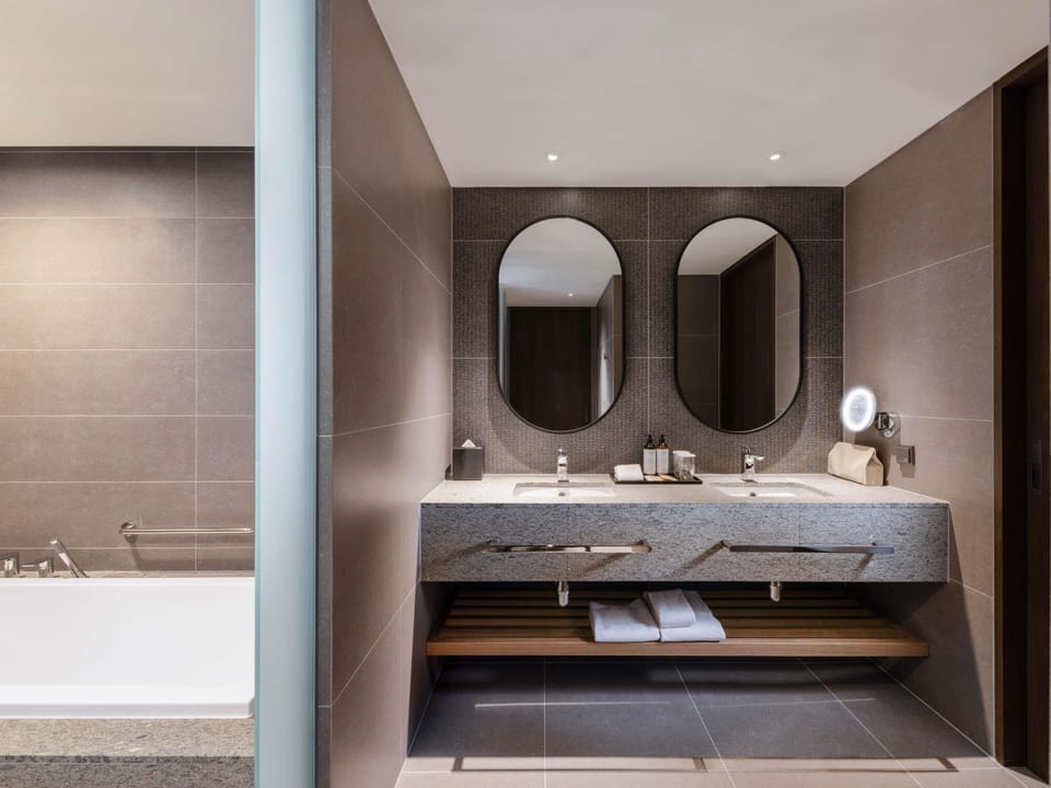 Executive Suite, 1 King Bed | Blackout drapes, soundproofing, free WiFi, bed sheets