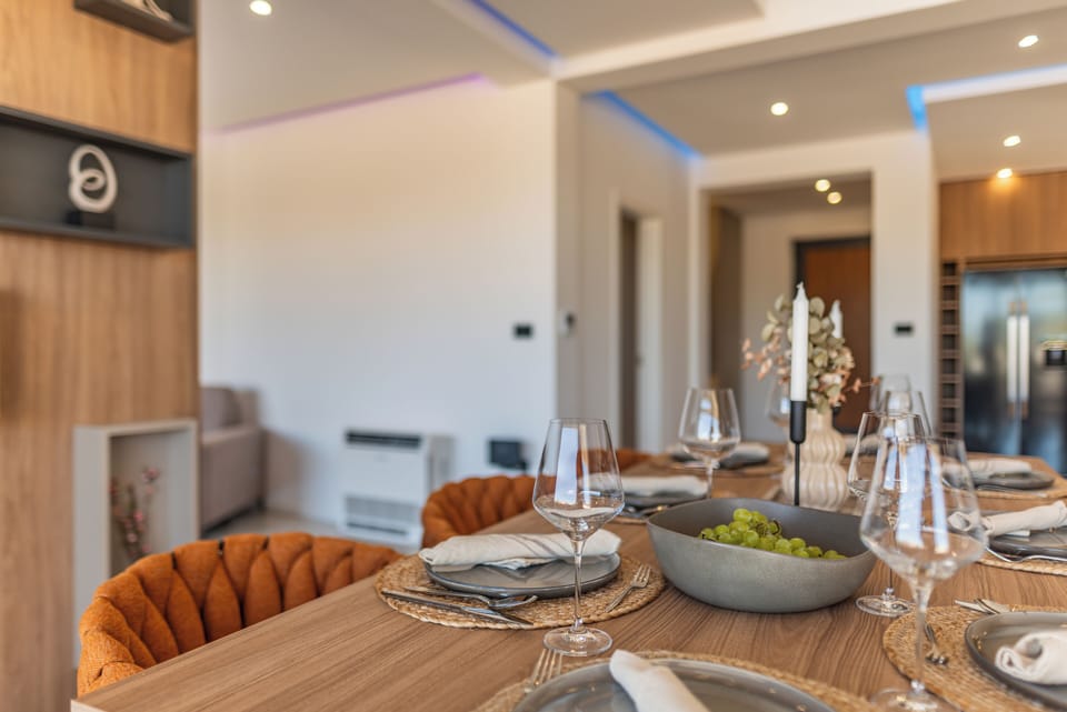 Villa, Beachfront | Dining room