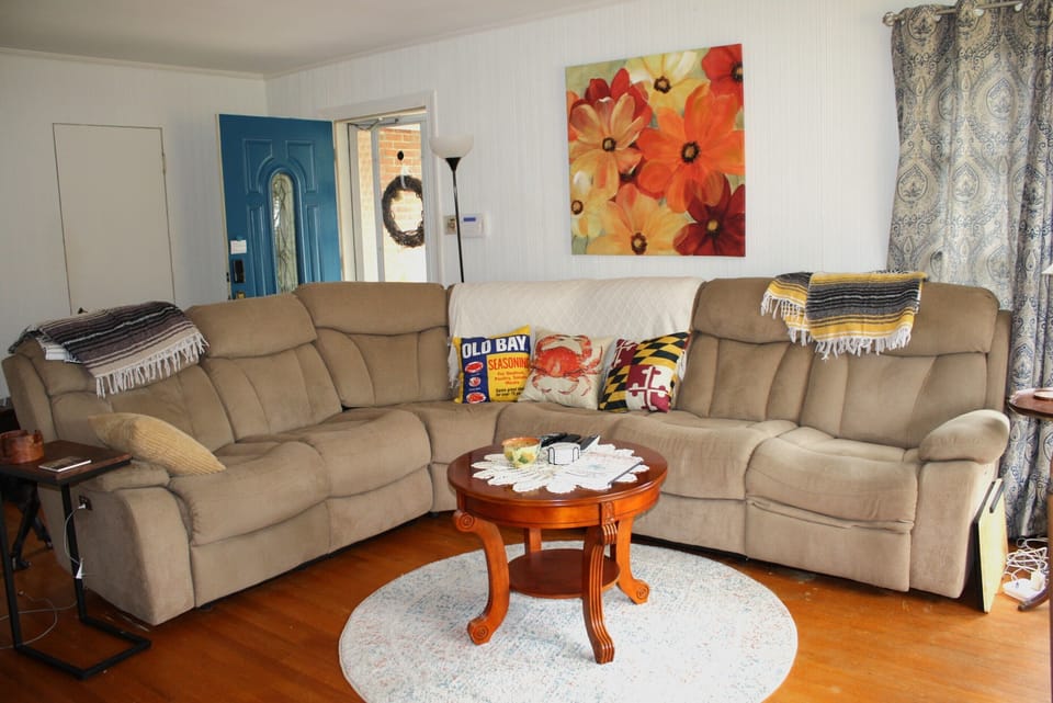 Living and Dining Area - Comfortable seating. End sections recline.