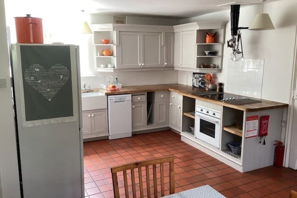 Your kitchen showing cooker with ceramic hob and oven below. Also dishwasher,