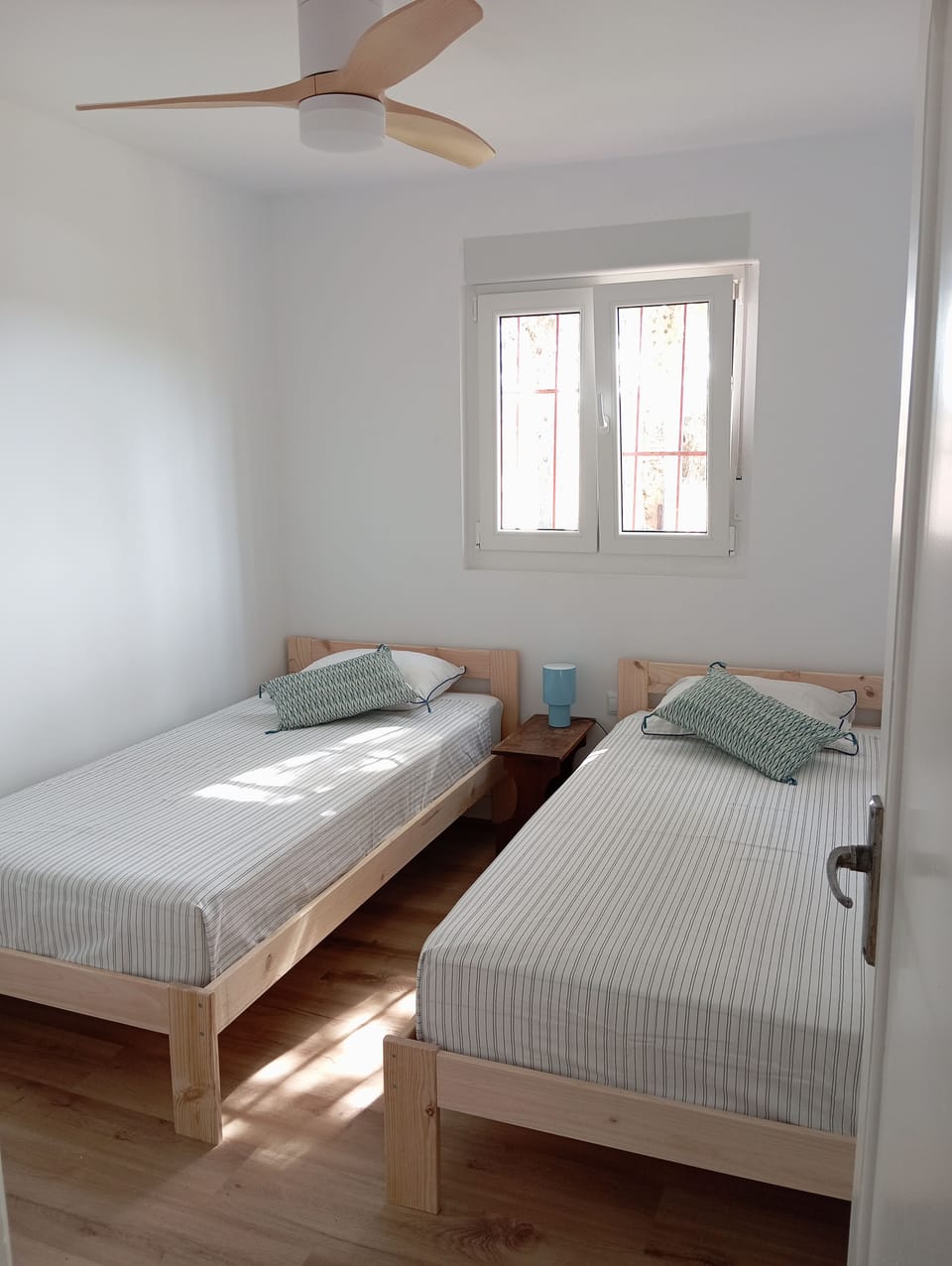 Villa with a private pool, barbecue, and spacious lot, 35 minutes from Valencia House in Valencian Community