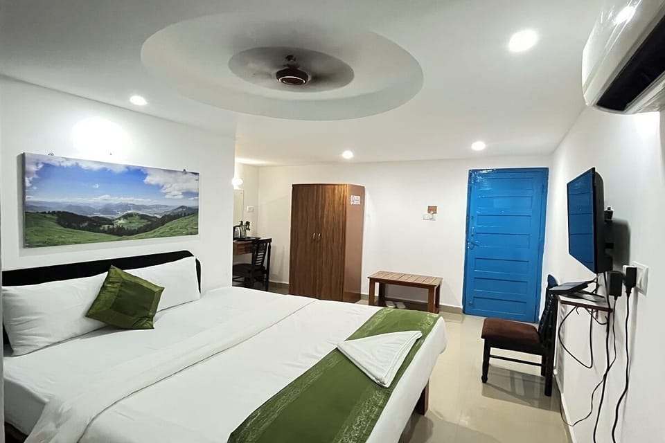 Semi Deluxe Room - Palm View Retreat | Desk, laptop workspace, free WiFi