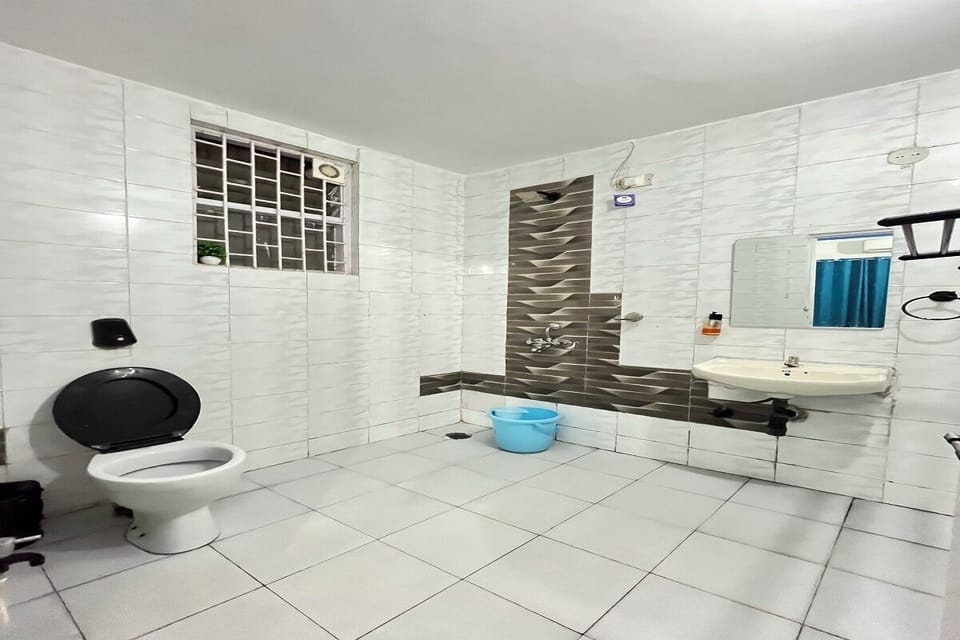 Deluxe Room - Palm Breeze View | Bathroom | Shower, free toiletries, towels, soap
