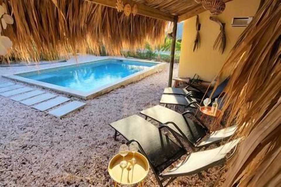 Lekker van de laatste zonnestralen genieten onder de palapa