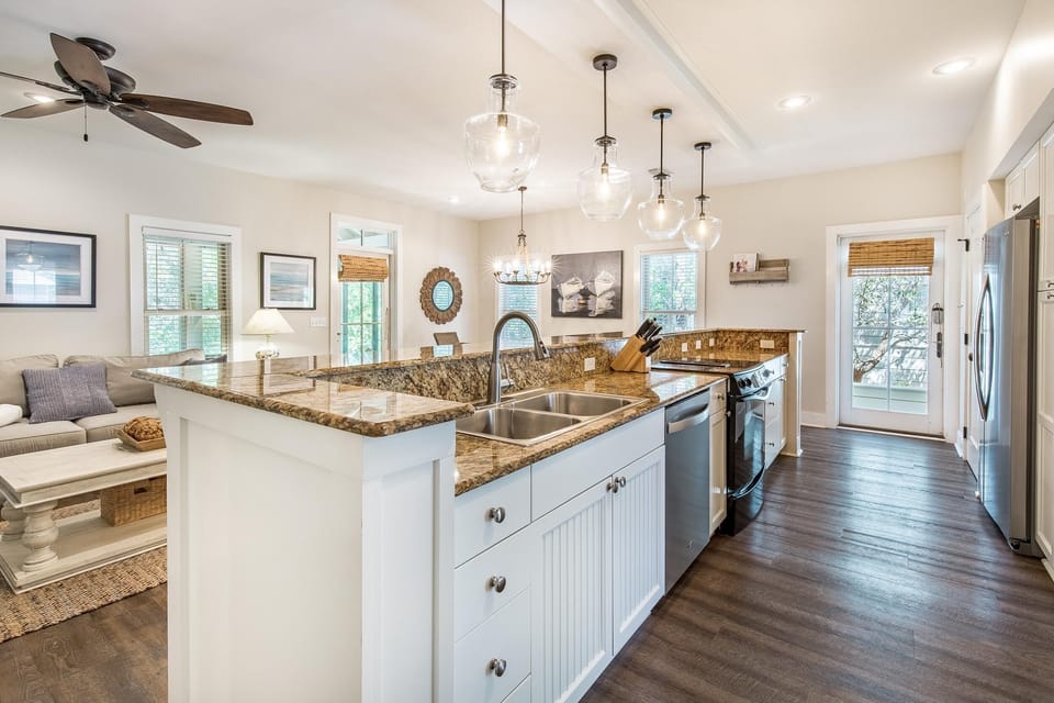 House, Multiple Beds (The Brown Pelican) | Private kitchen | Oven, toaster