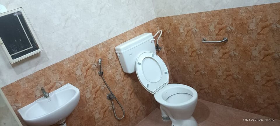 Deluxe Double Room, Garden View | Bathroom | Shower, towels, soap, shampoo