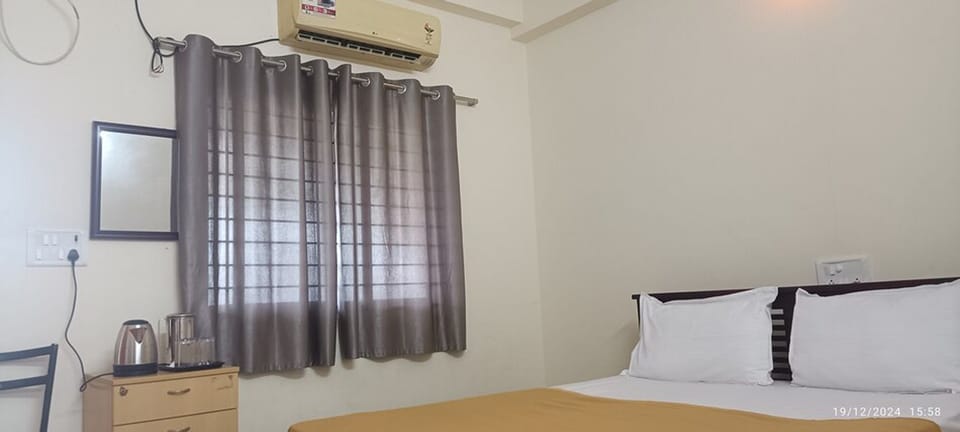 Deluxe Double Room, Garden View | Desk, free WiFi, bed sheets
