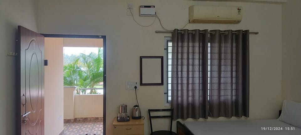 Deluxe Double Room, Garden View | Desk, free WiFi, bed sheets