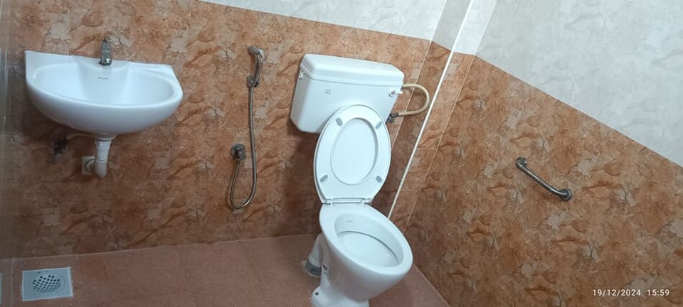 Deluxe Double Room, Garden View | Bathroom | Shower, towels, soap, shampoo