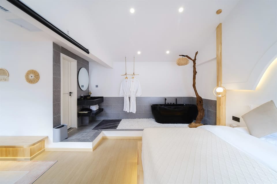 Exclusive Double Room, Bathtub | WiFi (free), individually decorated, individually furnished, bed sheets
