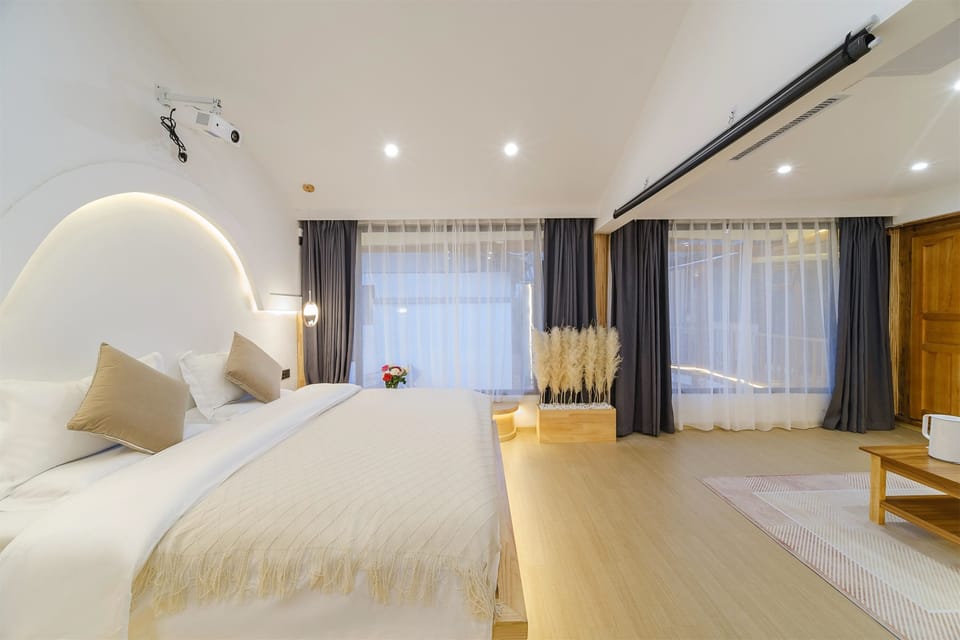 Exclusive Double Room, Bathtub | WiFi (free), individually decorated, individually furnished, bed sheets