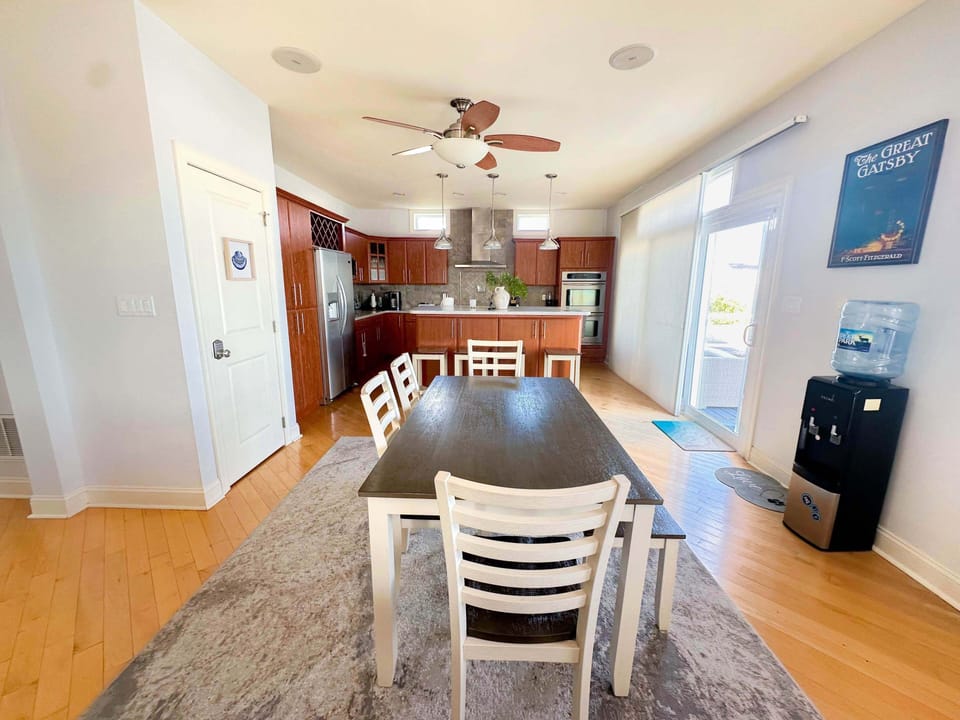 Bright, fully equipped kitchen with dining space! ✨️