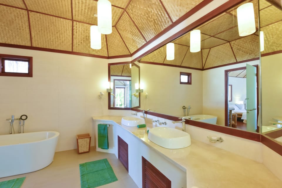 Standard Deluxe | Bathroom | Separate tub and shower, rainfall showerhead, free toiletries