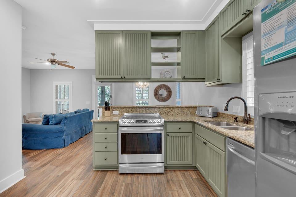 House, Multiple Beds (The Grey Gull) | Private kitchen | Oven, toaster