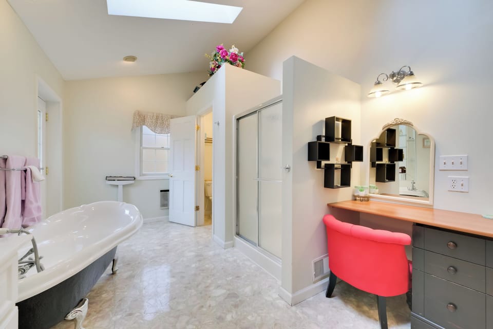 En-Suite Bathroom | Complimentary Toiletries | Hair Dryer